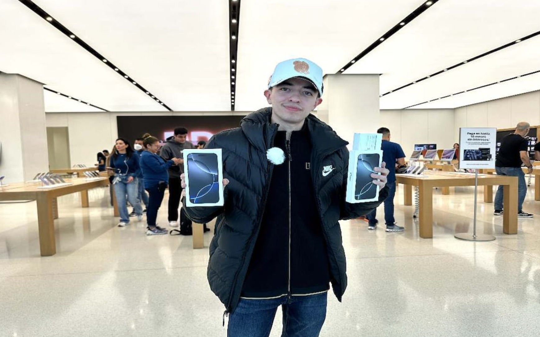 Primer mexicano en comprar el iPhone 16